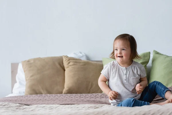 Niña Sonriente Con Síndrome Sentada Cama — Foto de Stock