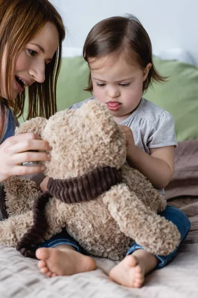 Dívka Downovým Syndromem Hrát Měkkou Hračkou Blízkosti Matky Posteli — Stock fotografie