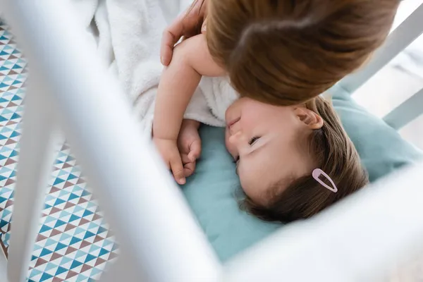 Mutter Berührt Kind Mit Syndrom Heimischen Kinderbett — Stockfoto