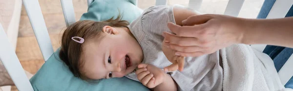 Mãe Segurando Mão Criança Positiva Com Síndrome Berço Banner — Fotografia de Stock