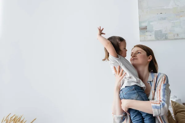 Madre Guardando Bambino Con Sindrome Casa — Foto Stock