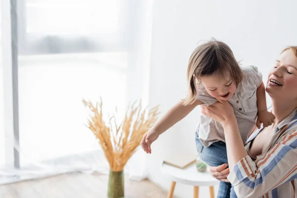 Mãe Segurando Sorridente Filha Com Síndrome Casa — Fotografia de Stock