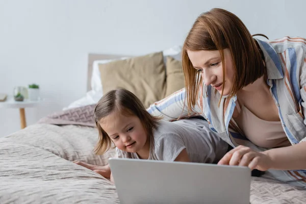 Freelancer Usando Laptop Perto Filha Com Síndrome Cama — Fotografia de Stock