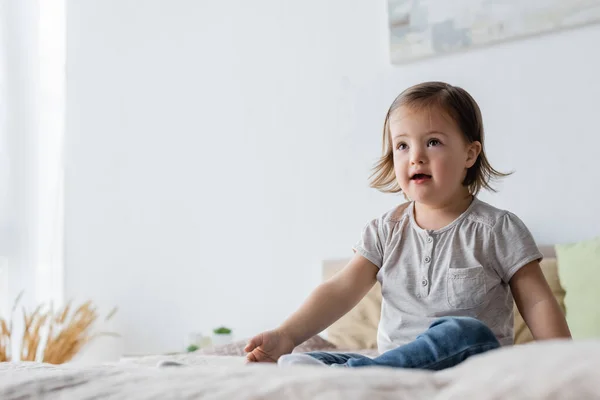 Flicka Med Dunsyndrom Tittar Bort Sängen Hemma — Stockfoto