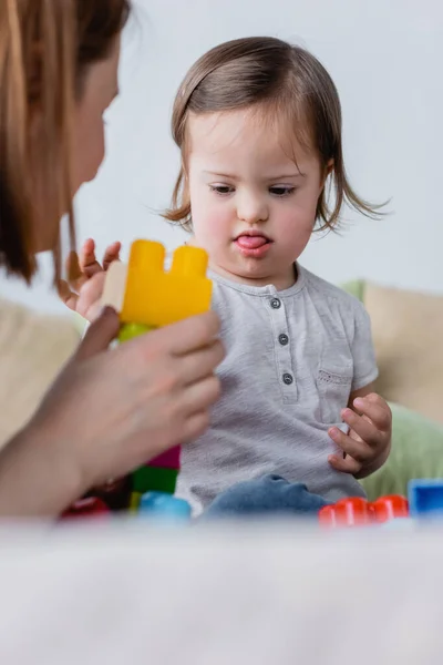 Niño Con Síndrome Sobresale Lengua Mientras Juega Bloques Construcción Con — Foto de Stock