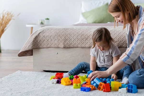 Мать Ребенок Синдромом Дауна Играют Строительные Блоки Ковре Спальне — стоковое фото