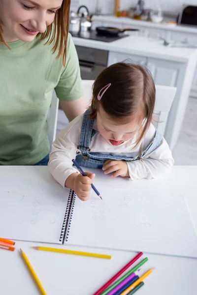 Vista Ángulo Alto Mujer Sonriente Mirando Hija Con Síndrome Dibujo — Foto de Stock