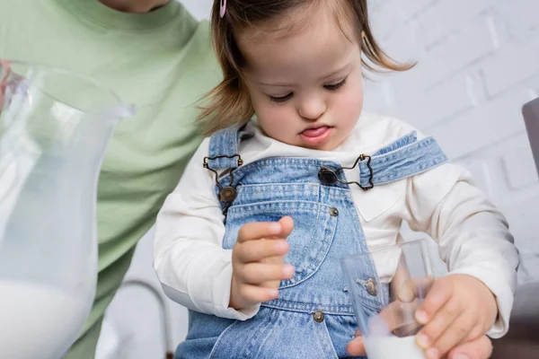 Vrouw Met Kruik Met Melk Buurt Van Kind Met Dons — Stockfoto