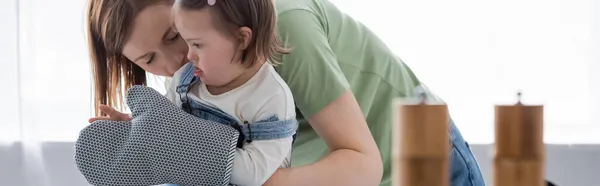 Mujer Besando Niño Con Síndrome Guante Para Hornear Cocina Pancarta — Foto de Stock