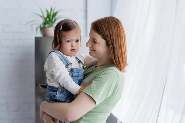 Sorrindo Mãe Segurando Criança Com Síndrome Casa — Fotografia de Stock