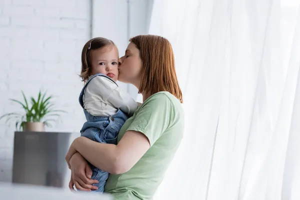 Madre Baciare Bambino Con Sindrome Cucina — Foto Stock