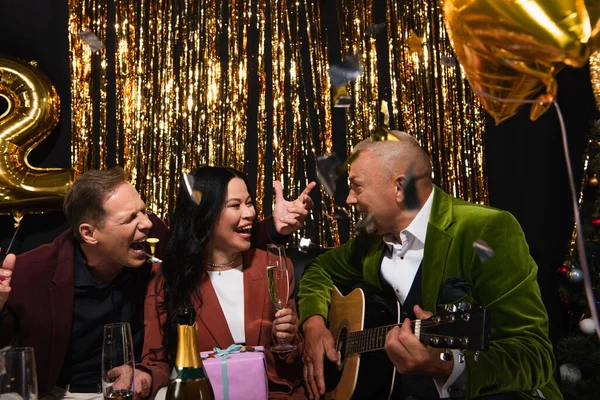 Positive Interracial Friends Playing Acoustic Guitar Champagne Festive Decor Black — Stock Photo, Image