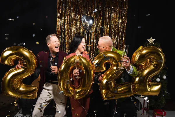 Spännande Multietniska Vänner Med Glas Champagne Firar Nytt Nära Ballonger — Stockfoto