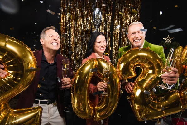 Leende Multietniska Vänner Med Champagne Firar Nytt Nära Ballonger Och — Stockfoto