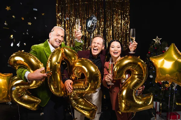 Веселі Багатоетнічні Друзі Тримають Шампанське Біля Куль Формі 2022 Року — стокове фото