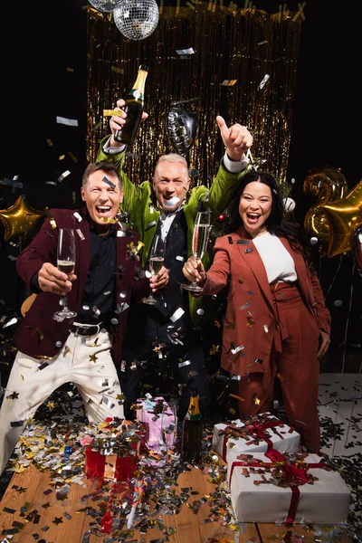 Gammal Man Som Håller Champagne Flaska Och Visar Som Nära — Stockfoto