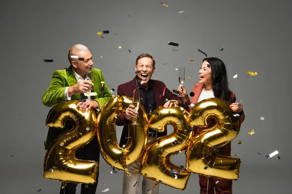 Excited Interracial Friends Champagne Standing Balloons Shape 2022 Numbers Confetti — Stock Photo, Image