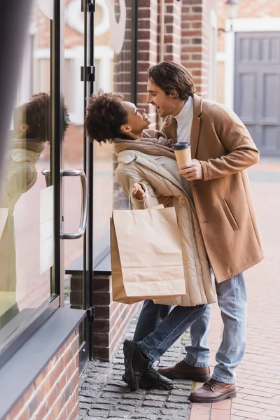 Longitud Completa Mujer Afroamericana Sosteniendo Bolsas Compras Mirando Novio Feliz — Foto de Stock