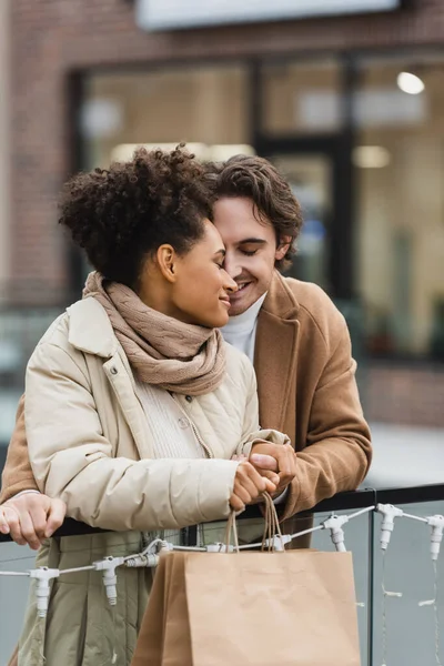 Hombre Feliz Cogido Mano Con Novia Afroamericana Sonriente Centro Comercial — Foto de Stock