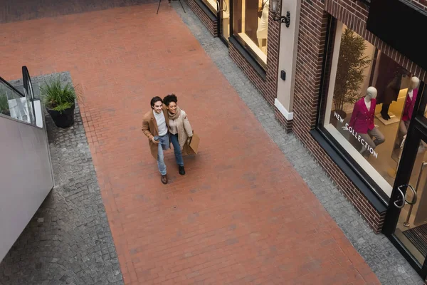 Hochwinkelaufnahme Eines Zufriedenen Gemischtrassigen Paares Mit Einkäufen Einkaufszentrum — Stockfoto
