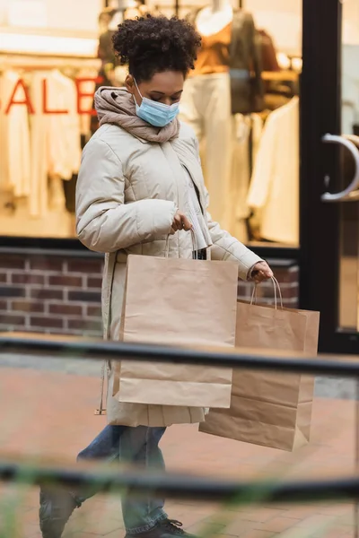 Esmer Afro Amerikalı Tıbbi Maskeli Bir Kadın Alışveriş Merkezinde Alışveriş — Stok fotoğraf