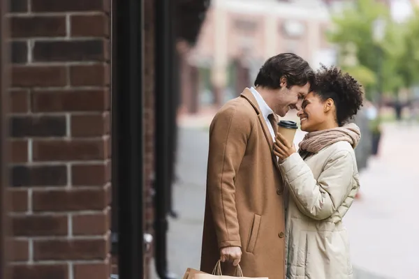 Vista Lateral Alegre Mujer Afroamericana Sosteniendo Taza Papel Cerca Novio —  Fotos de Stock