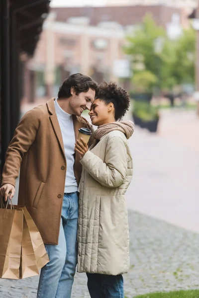 Mujer Afroamericana Complacida Sosteniendo Taza Papel Cerca Novio Sonriente Con — Foto de Stock