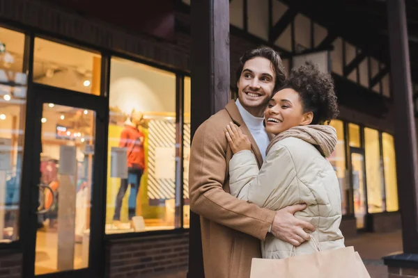 Feliz Africana Americana Mujer Abrazando Alegre Novio Con Bolsas Compras — Foto de Stock