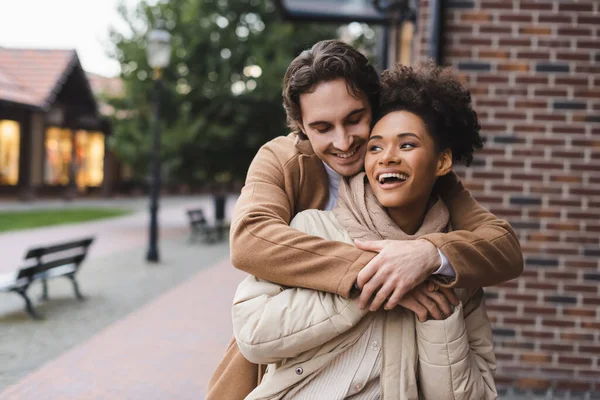 Mutlu Adam Afro Amerikan Kız Arkadaşını Kucaklıyor — Stok fotoğraf