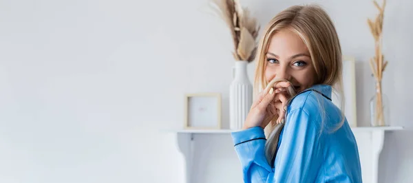 Щаслива Молода Жінка Посміхається Покриває Рот Волоссям Банер — стокове фото