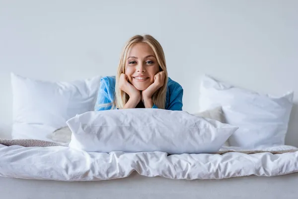 Smiling Young Woman Lying Pillow Bedroom — Stock Photo, Image