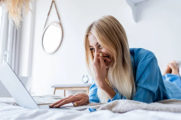 Happy Blonde Woman Pajamas Using Laptop Bedroom — Stock Photo, Image