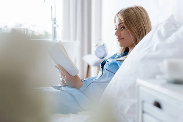 Fröhliche Junge Frau Liest Buch Schlafzimmer — Stockfoto