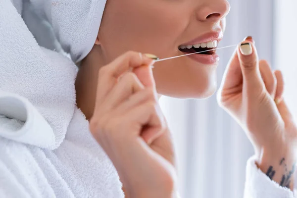 Обрізаний Вид Татуйованої Молодої Жінки Тримає Зубну Нитку Ванній — стокове фото