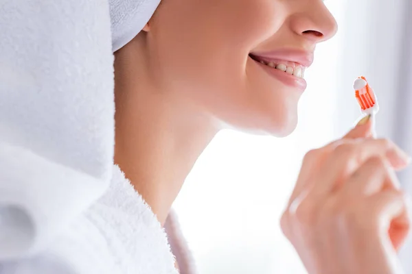 Vue Recadrée Femme Gaie Brossant Les Dents Dans Salle Bain — Photo