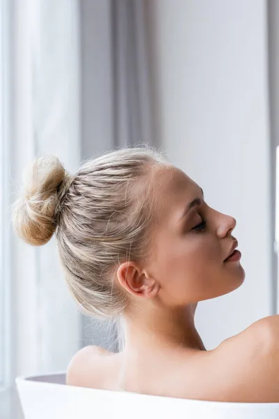 Jeune Femme Blonde Avec Les Yeux Fermés Prenant Bain — Photo