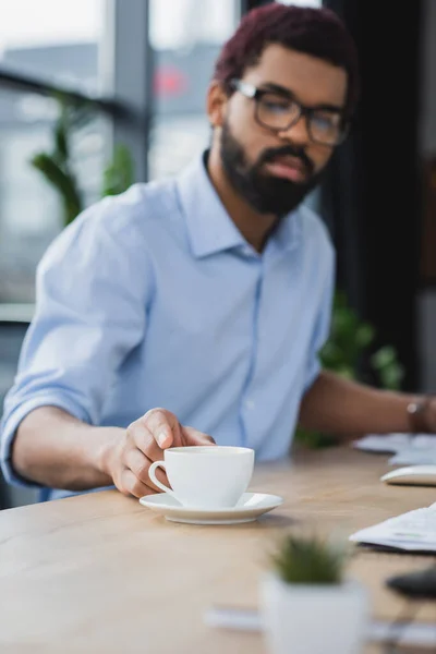 Copa Café Mesa Cerca Borrosa Empresario Afroamericano Oficina — Foto de Stock