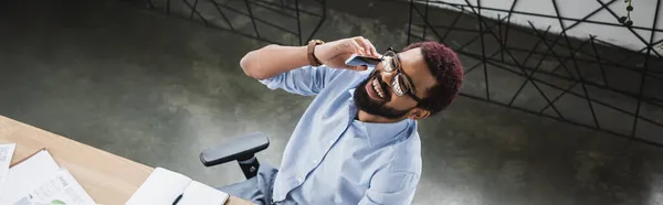 Vista Superior Del Alegre Hombre Negocios Afroamericano Gafas Que Hablan — Foto de Stock