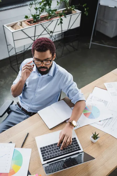 Vista Alto Angolo Del Manager Afroamericano Che Parla Smartphone Utilizza — Foto Stock