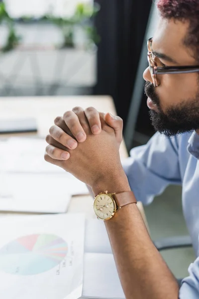 Seitenansicht Eines Afrikanisch Amerikanischen Geschäftsmannes Mit Brille Der Neben Verschwommenen — Stockfoto