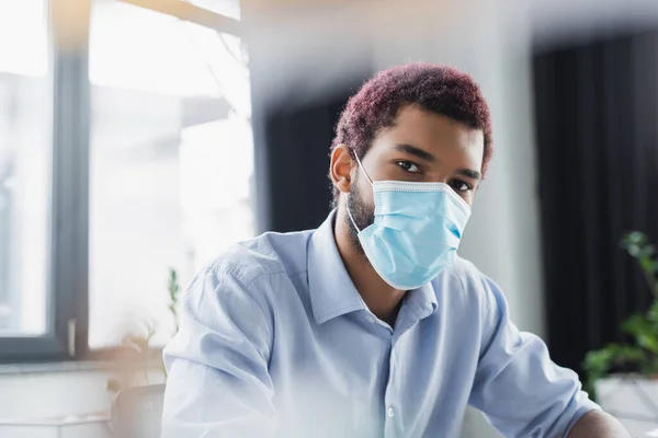 Hombre Negocios Afroamericano Máscara Médica Mirando Cámara Oficina —  Fotos de Stock