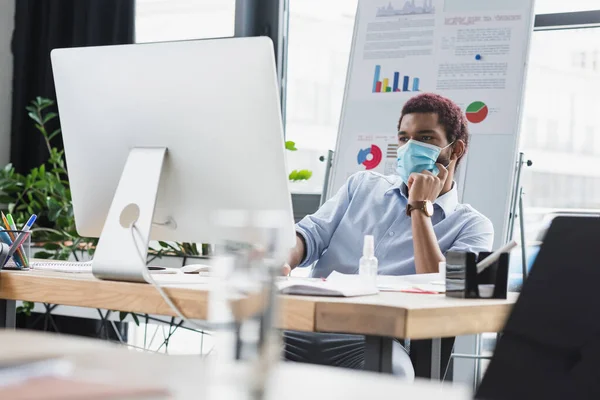 African American Businessman Medical Mask Using Computer Papers Hand Sanitizer — Stock Photo, Image