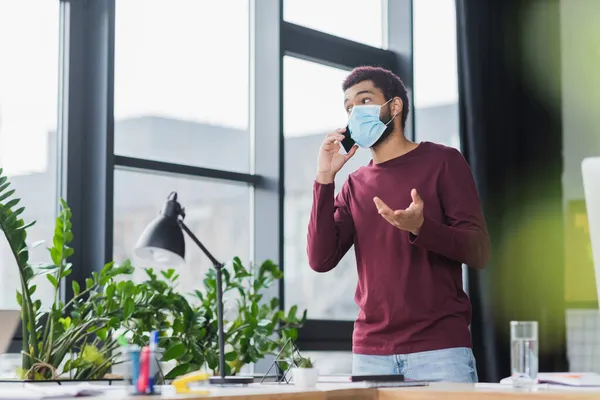 African American Businessman Medical Mask Talking Smartphone Lamp Water Table — Stock Photo, Image