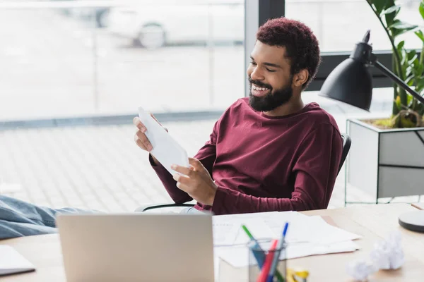 Uomo Affari Afroamericano Sorridente Che Utilizza Tablet Digitale Vicino Computer — Foto Stock