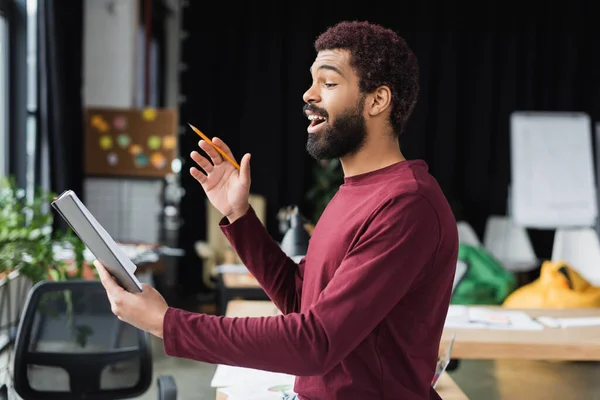 Vista Lateral Del Alegre Hombre Negocios Afroamericano Sosteniendo Lápiz Cuaderno — Foto de Stock