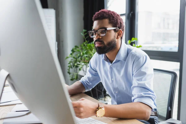 Νεαρός Αφροαμερικάνος Επιχειρηματίας Που Εργάζεται Υπολογιστή Στο Γραφείο — Φωτογραφία Αρχείου