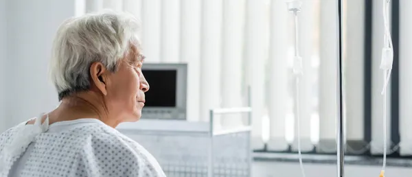 Vista Laterale Del Paziente Anziano Abito Guardando Terapia Endovenosa Nel — Foto Stock