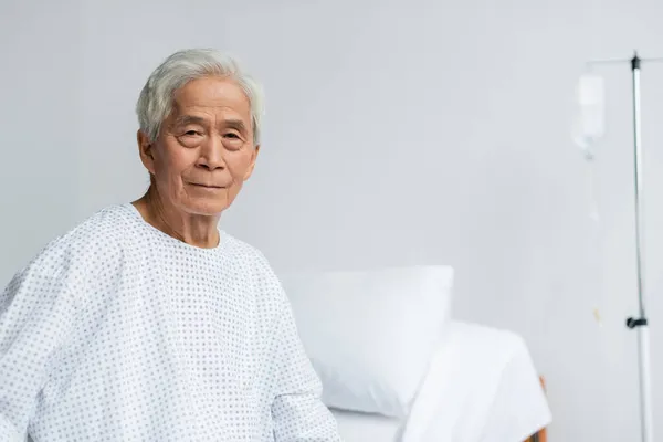 Senior Asiático Paciente Mirando Cámara Hospital Sala —  Fotos de Stock