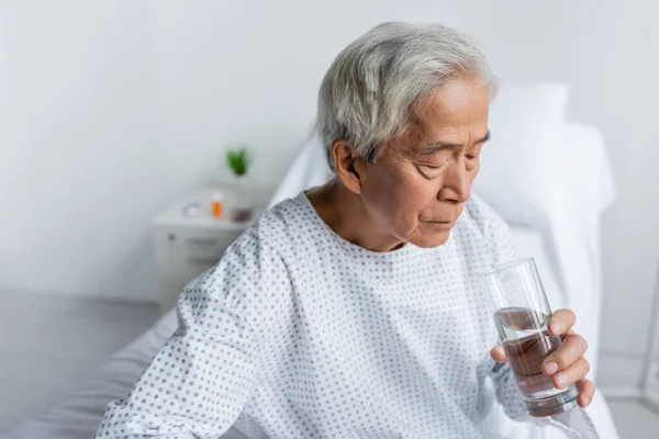 Elderly Asian Patient Holding Glass Water Hospital Ward — Stock Photo, Image