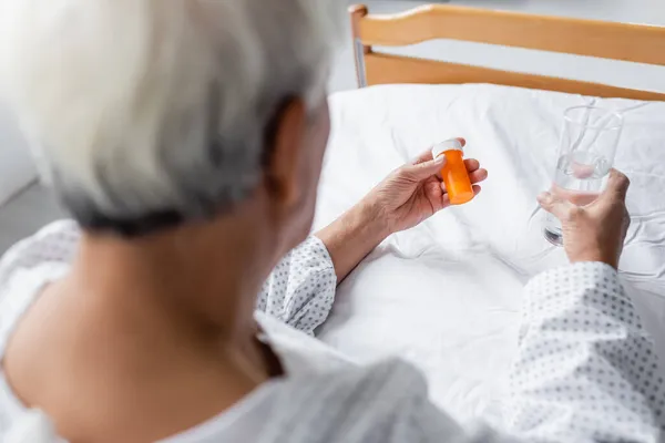 Paciente Anciano Borroso Sosteniendo Pastillas Vaso Agua Cama Hospital —  Fotos de Stock